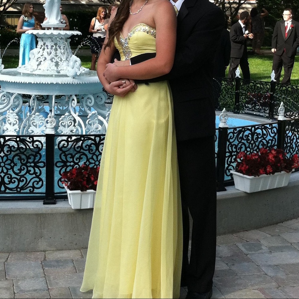 Gorgeous yellow dress!